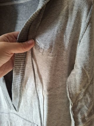 Maglioncino grigio con cappuccio