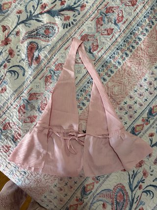 Top rosa escotado con detalle