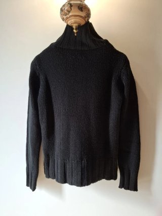 Maglione nero collo alto