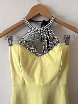 Vestido halter pedrería plateada