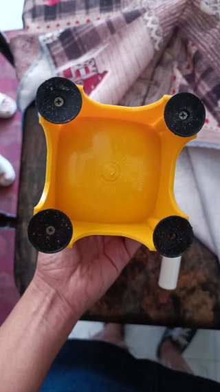 Tritaverdure giallo con manovella