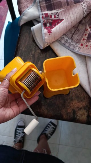 Tritaverdure giallo con manovella