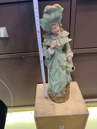 Figura antigua de porcelana mujer vestida de época