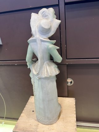 Figura antigua de porcelana mujer vestida de época