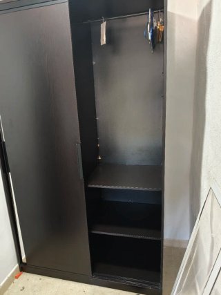 Ropero de madera oscuro