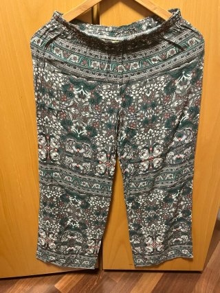 Pantalón estampado floral verde