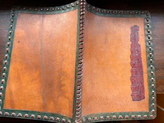 Carpeta de cuero grabada