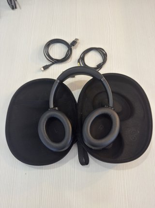 JBL Tour One M2 Estuche y Accesorios