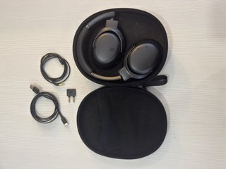 JBL Tour One M2 Estuche y Accesorios