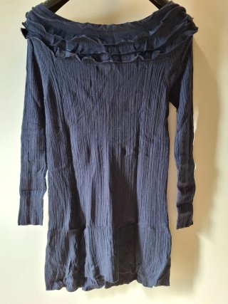 Maglione blu con bottoni e volant