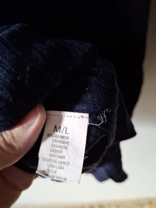 Maglione blu con bottoni e volant