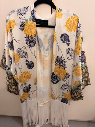 Kimono Zara Basic floral blanco y amarillo
