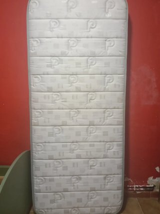 Somier de madera con colchón