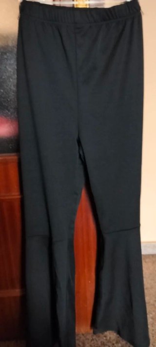 Pantalón de licra negro acampanado