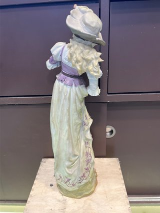 Figura antigua porcelana mujer sombrero flor