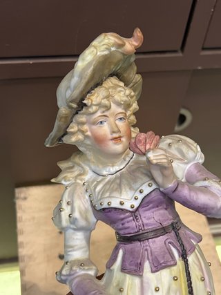 Figura antigua porcelana mujer sombrero flor
