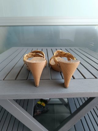 Zuecos de madera trenzados