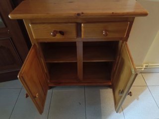 Taquillón de madera con cajones y puertas