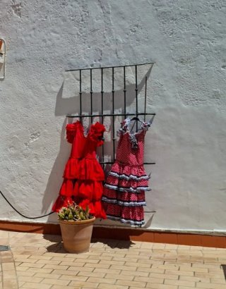 Trajes de flamenca rojos y lunares. Talla 44/46.