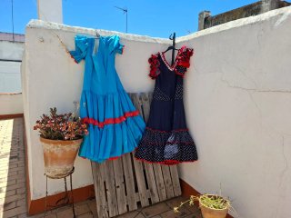 Trajes de flamenca rojos y lunares. Talla 44/46.