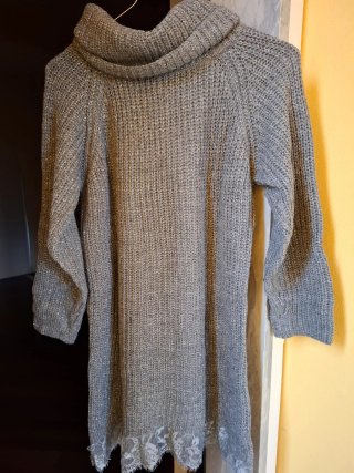 Vestito grigio con fili argentati e pizzo