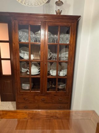 Vitrina de madera hecha a mano