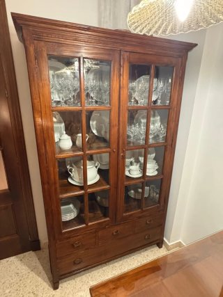 Vitrina de madera hecha a mano