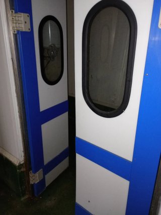 Puertas batientes con ojo de buey