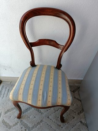 Mesa de comedor redonda de madera con sillas