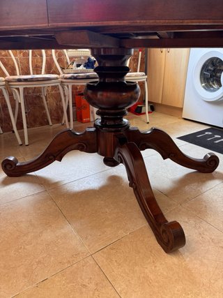 Mesa de comedor redonda de madera con sillas