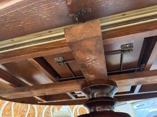 Mesa de comedor redonda de madera con sillas