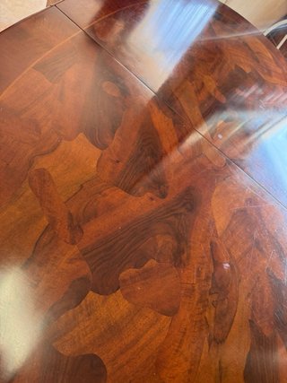 Mesa de comedor redonda de madera con sillas