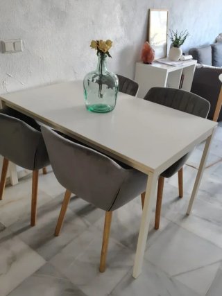 Mesa de comedor blanca. (Sólo la mesa)