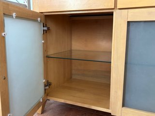 Mueble de madera con puertas de cristal.