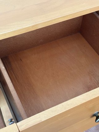 Mueble de madera con puertas de cristal.