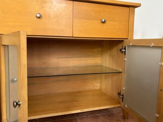 Mueble de madera con puertas de cristal.
