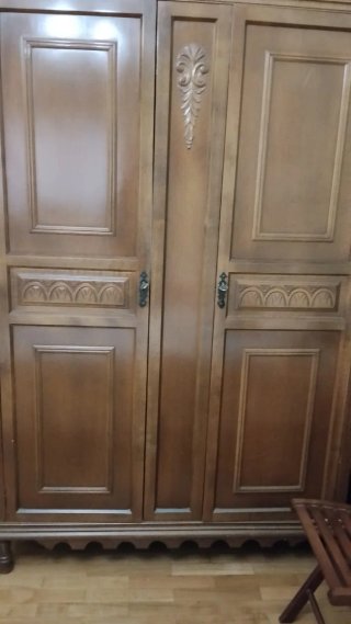 Armario de madera clásico