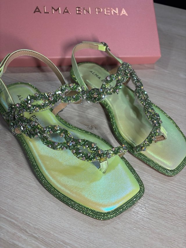 Sandalias Alma en Pena verdes y doradas