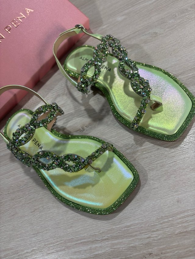 Sandalias Alma en Pena verdes y doradas