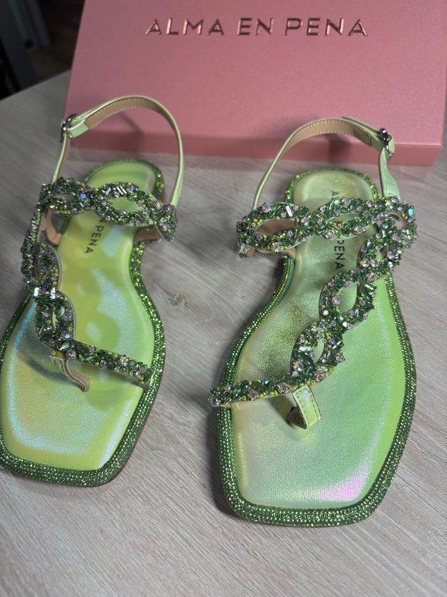 Sandalias Alma en Pena verdes y doradas
