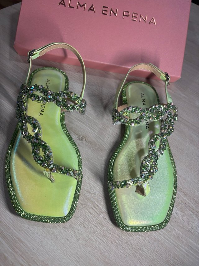 Sandalias Alma en Pena verdes y doradas
