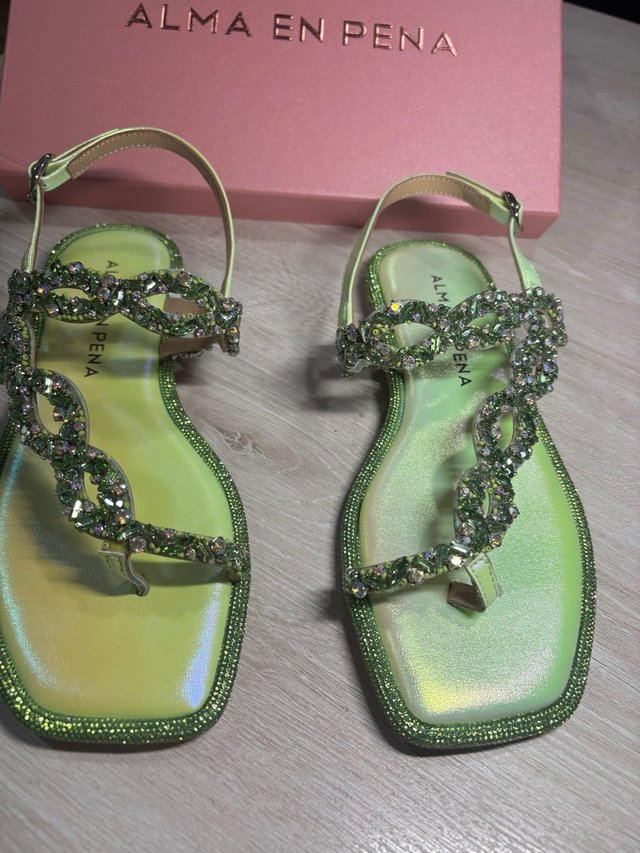 Sandalias Alma en Pena verdes y doradas