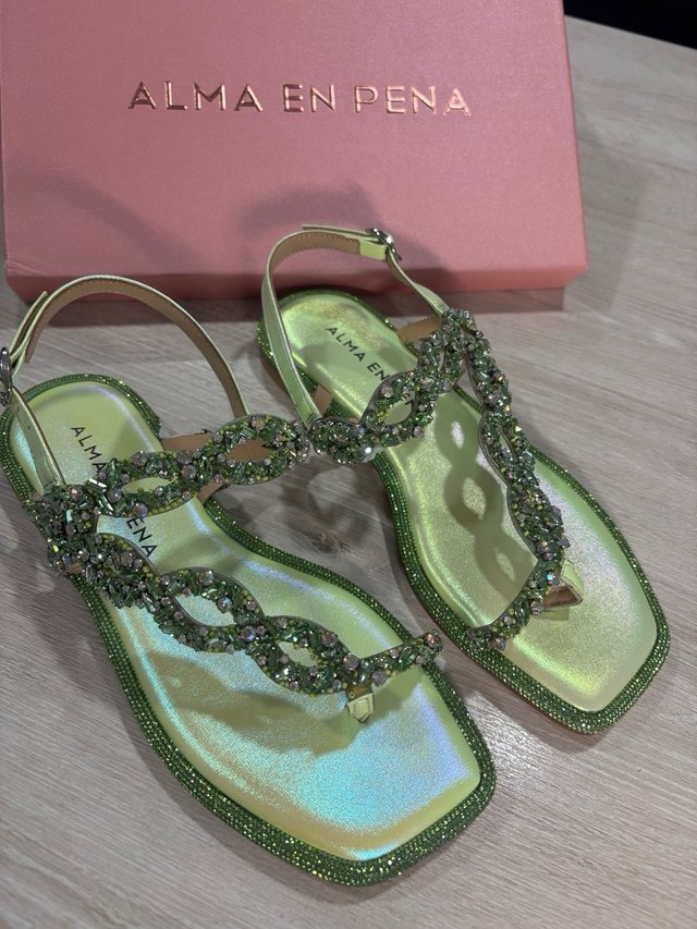 Sandalias Alma en Pena verdes y doradas
