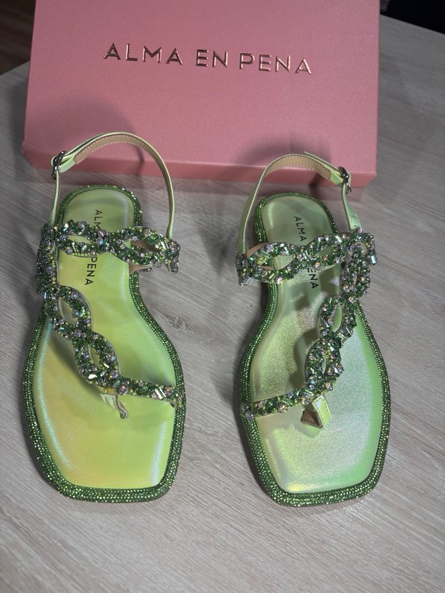 Sandalias Alma en Pena verdes y doradas
