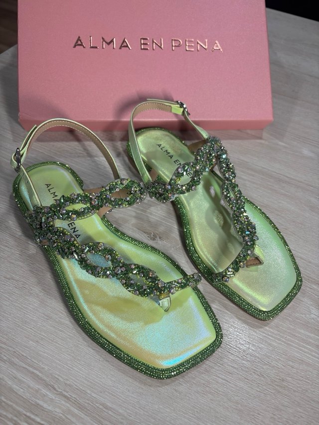 Sandalias Alma en Pena verdes y doradas