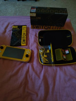 Nintendo Switch Lite Gialla + Cover + 3 Giochi