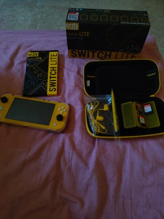 Nintendo Switch Lite Gialla + Cover + 3 Giochi