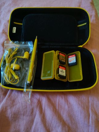 Nintendo Switch Lite Gialla + Cover + 3 Giochi
