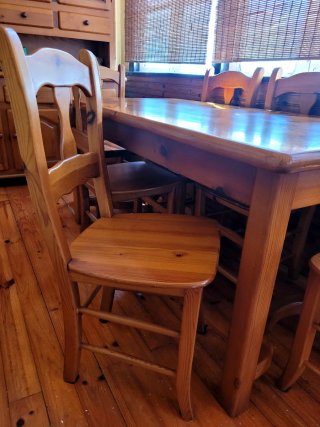 Mesa de comedor de madera maciza