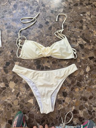 Bikini premamá crema